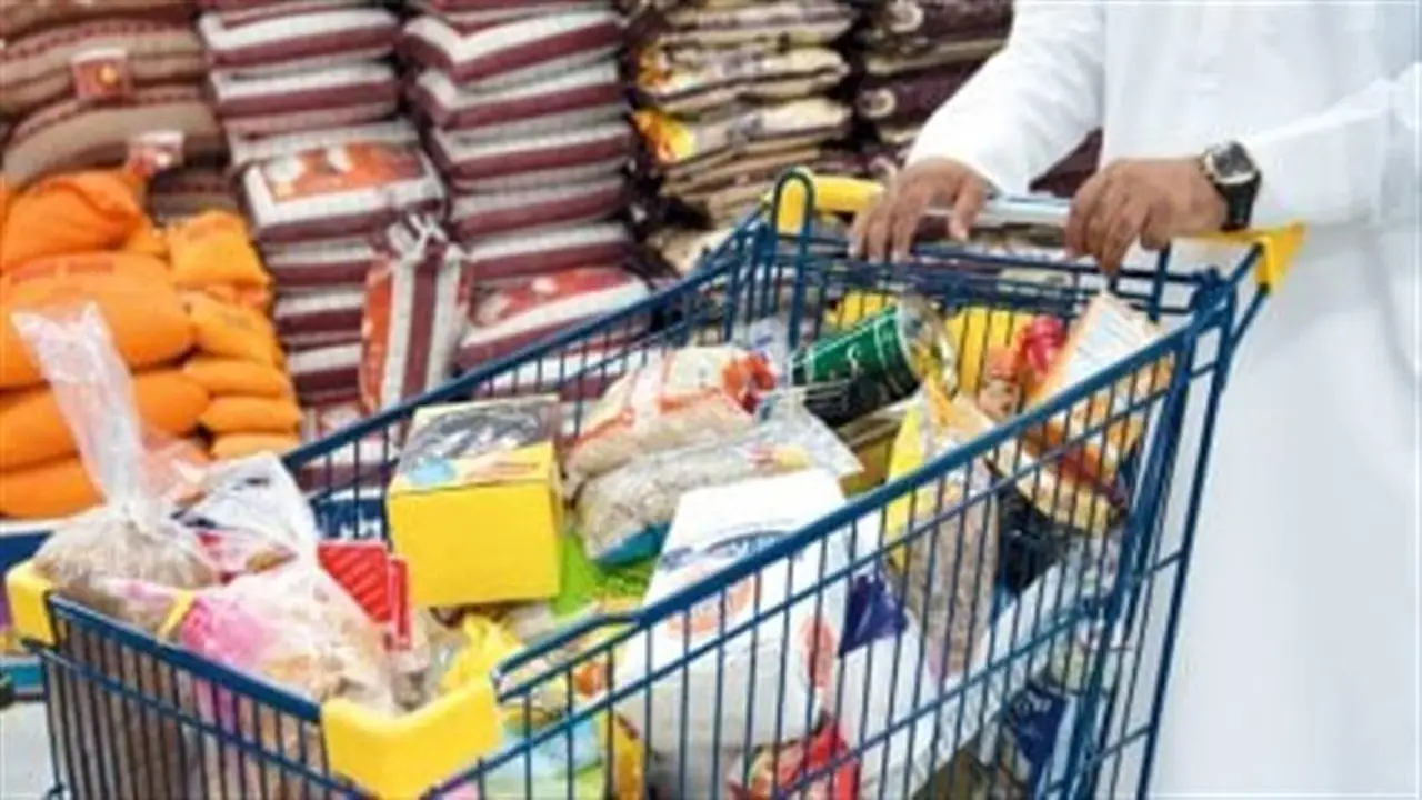 قائمة الأسعار الجديدة.. تفاوت كبير في تكلفة السلع الغذائية بمختلف السلاسل التجارية الكبرى